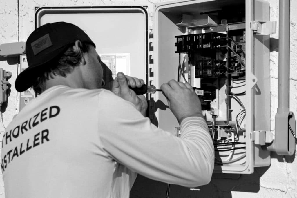 Technicien intervenant sur un tableau électrique